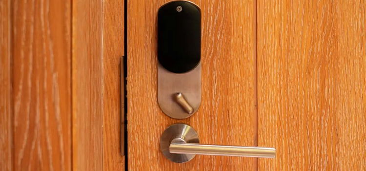 Automatic Locking Door Knob La Habra